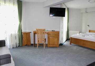 Улучшенный номер с кроватью размера «queen-size» в  Hostel Teleki